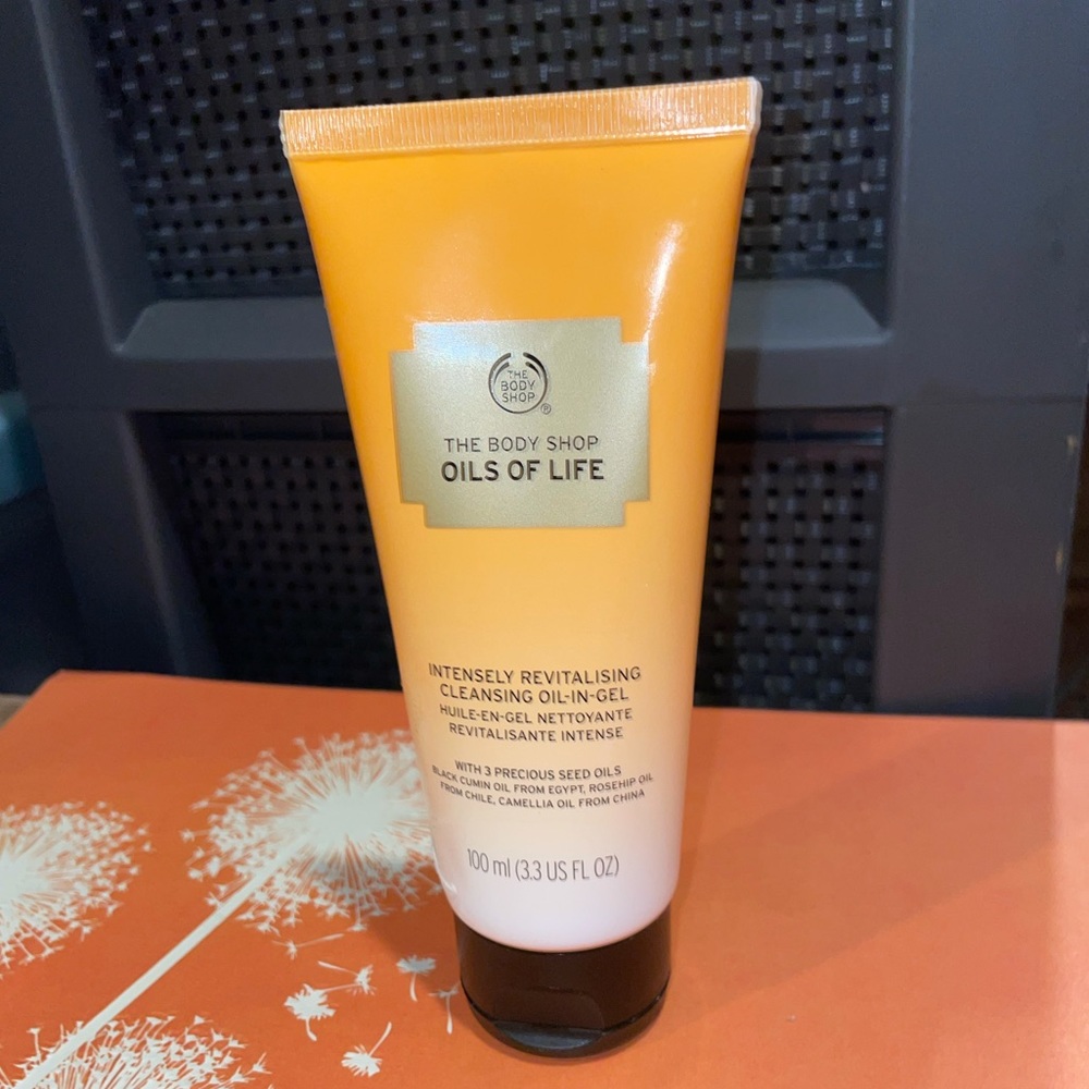 NWT - The Body Shop Oils of Life Face Cleanser